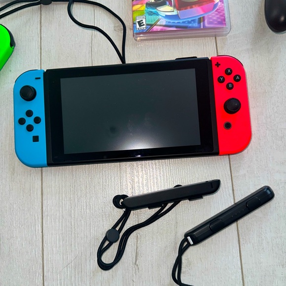 Nintendo Switch 6 original Nintendo controllers and 3 games 🪩 - Picture 3 of 7